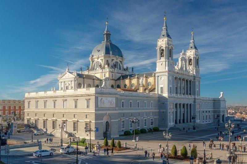 Cung điện Hoàng gia Madrid lộng lẫy dưới ánh nắng ở thủ đô Tây Ban Nha